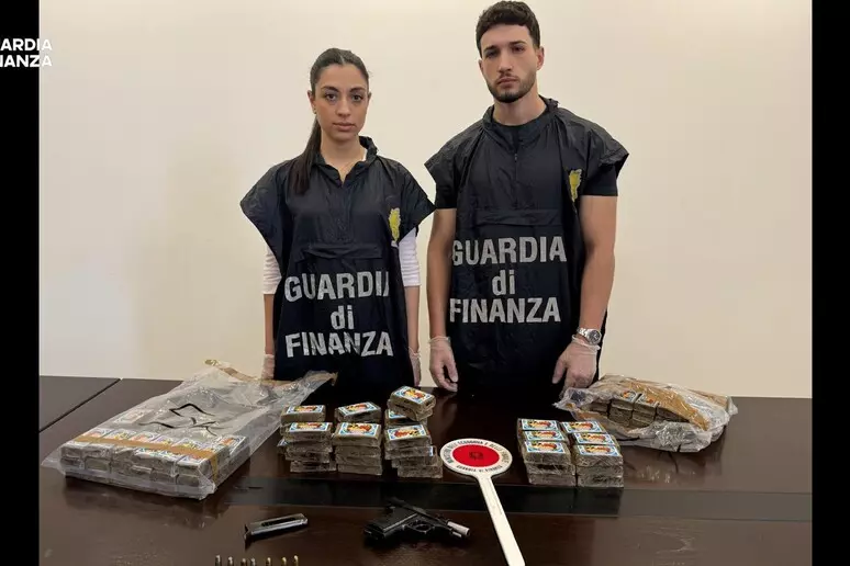 Palagonia, droga in un pacco: arrestati un 18enne e un 52enne