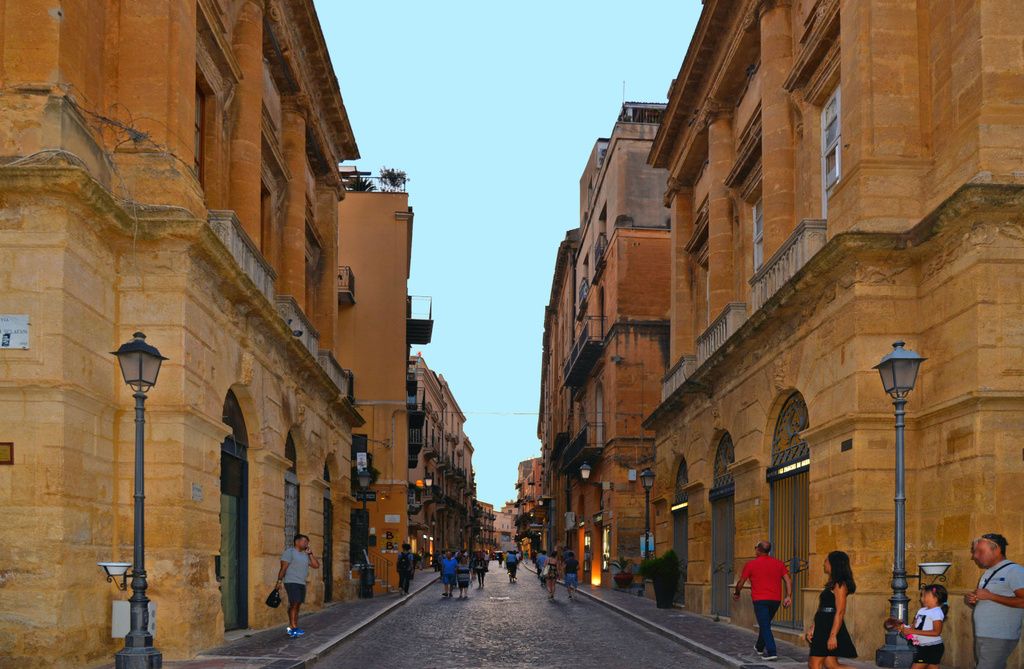 Aggressione nella notte ad Agrigento: barista picchiato dopo aver rifiutato di servire alcol