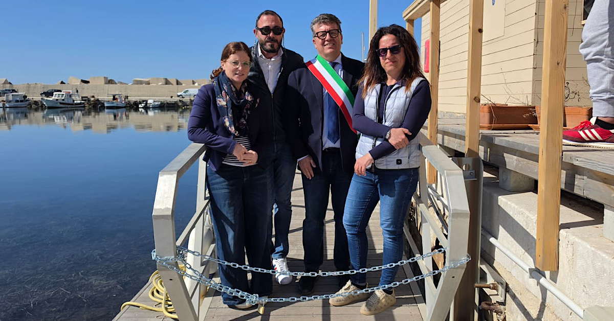 Porto Palo di Menfi, protesta del sindaco contro l’emergenza posidonia: “Due anni di solleciti senza risposte” (Video)