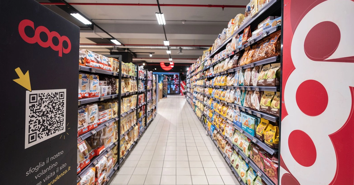 Corsia di un supermercato Coop gestito dal Gruppo Radenza con scaffali riforniti