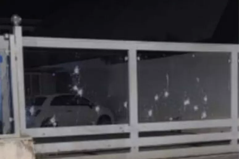 Sparatoria a Sferracavallo, colpi contro una rimessa di auto