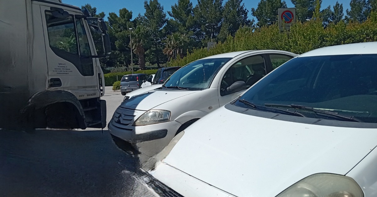 Caos parcheggi senza fine al Giovanni Paolo II, due ascensori guasti da oltre un mese