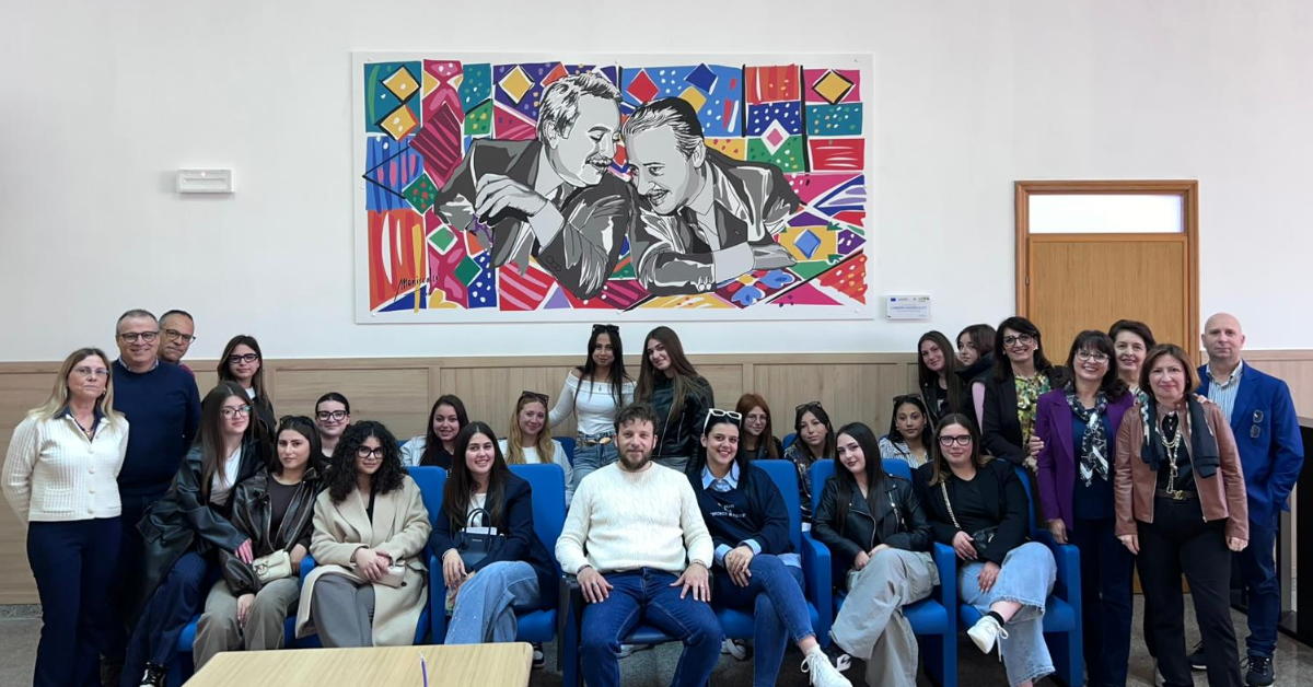 Un’opera dell’istituto Crispi di Ribera con Falcone e Borsellino al Tribunale di Sciacca