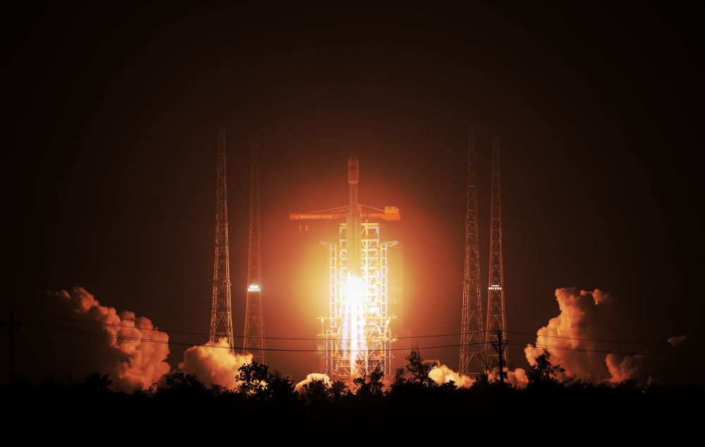 Cina, il razzo Long March-8 invia nello spazio nuovi satelliti Internet