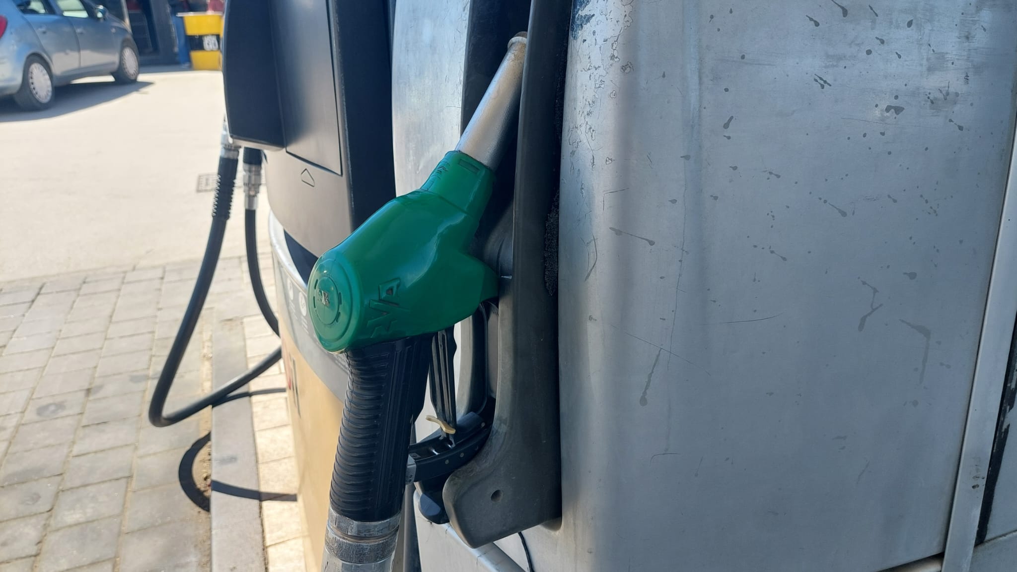 Caro carburanti, tra preoccupazioni e rassegnazione: le voci da un distributore di Sciacca (Video)