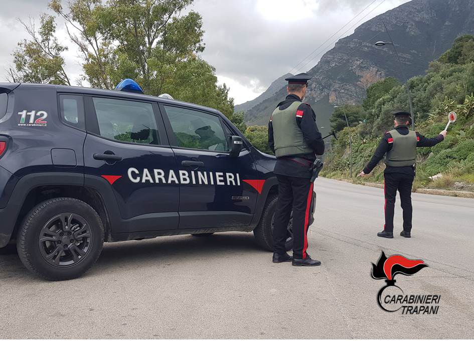 Castellammare del Golfo, molesta una donna e aggredisce i carabinieri: arrestato 45enne