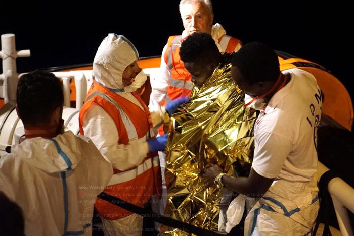 Naufragio nel Mediterraneo: 22 superstiti soccorsi, recuperati due corpi