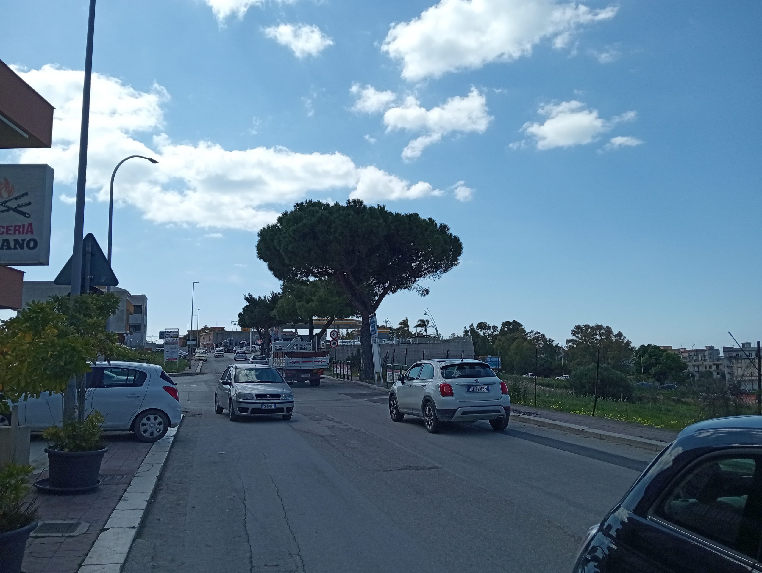 Preoccupazione tra i commercianti della via Lioni: "Nessuno ci ha tenuto in considerazione" (Video)