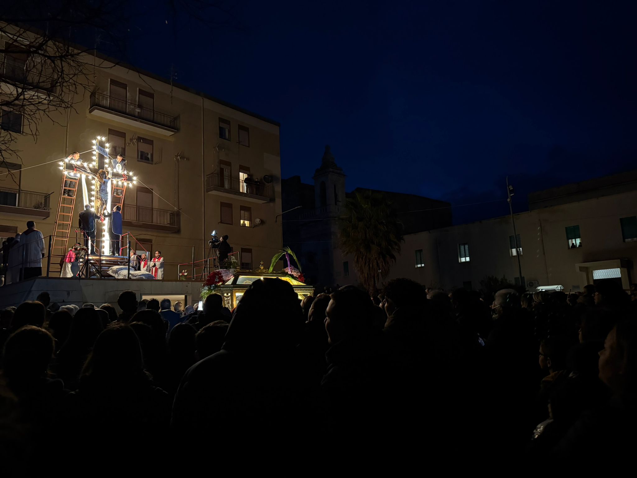Processione del Venerdì Santo al buio a Sciacca, illuminazione pubblica accesa in ritardo
