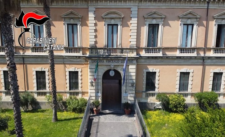 Tentato femminicidio a Catania, l’ex marito confessa: accoltellata in strada dopo tensioni familiari