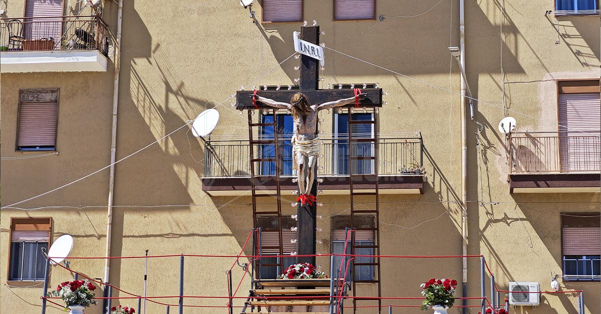 La pioggia blocca la Crocifissione al Calvario di Sciacca