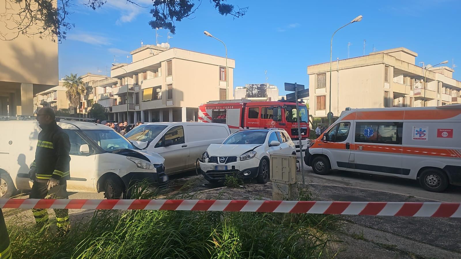 Incidente a Menfi, tre mezzi coinvolti: donna soccorsa dai vigili del fuoco