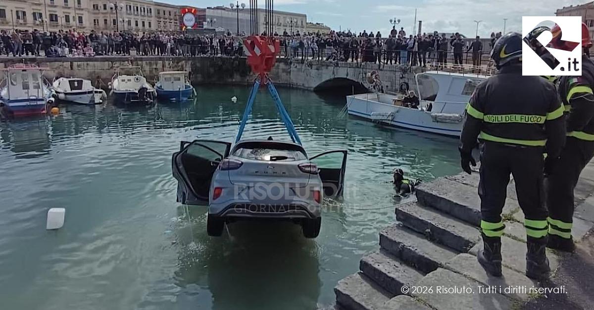 Perde il controllo dell’auto e finisce in acqua, paura per due turisti