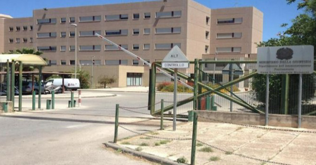 Sequestrati 67 cellulari e droga nel carcere di Siracusa 
