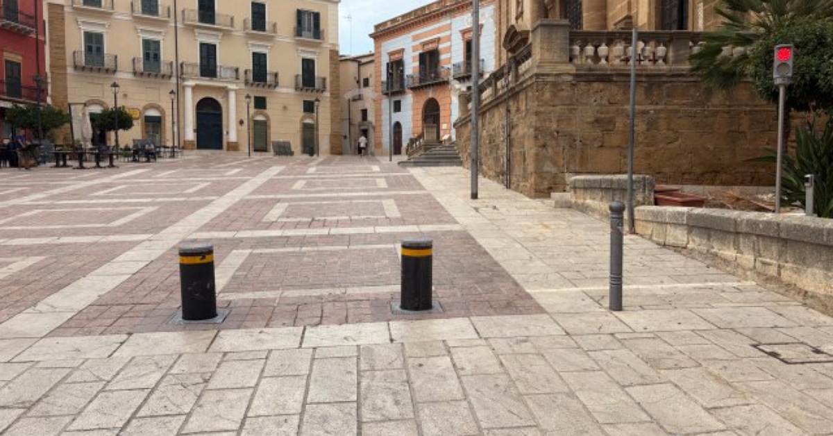 Sciacca, il Comune risarcisce un automobilista: oltre 3.300 euro per un guasto ai dissuasori di Piazza Duomo