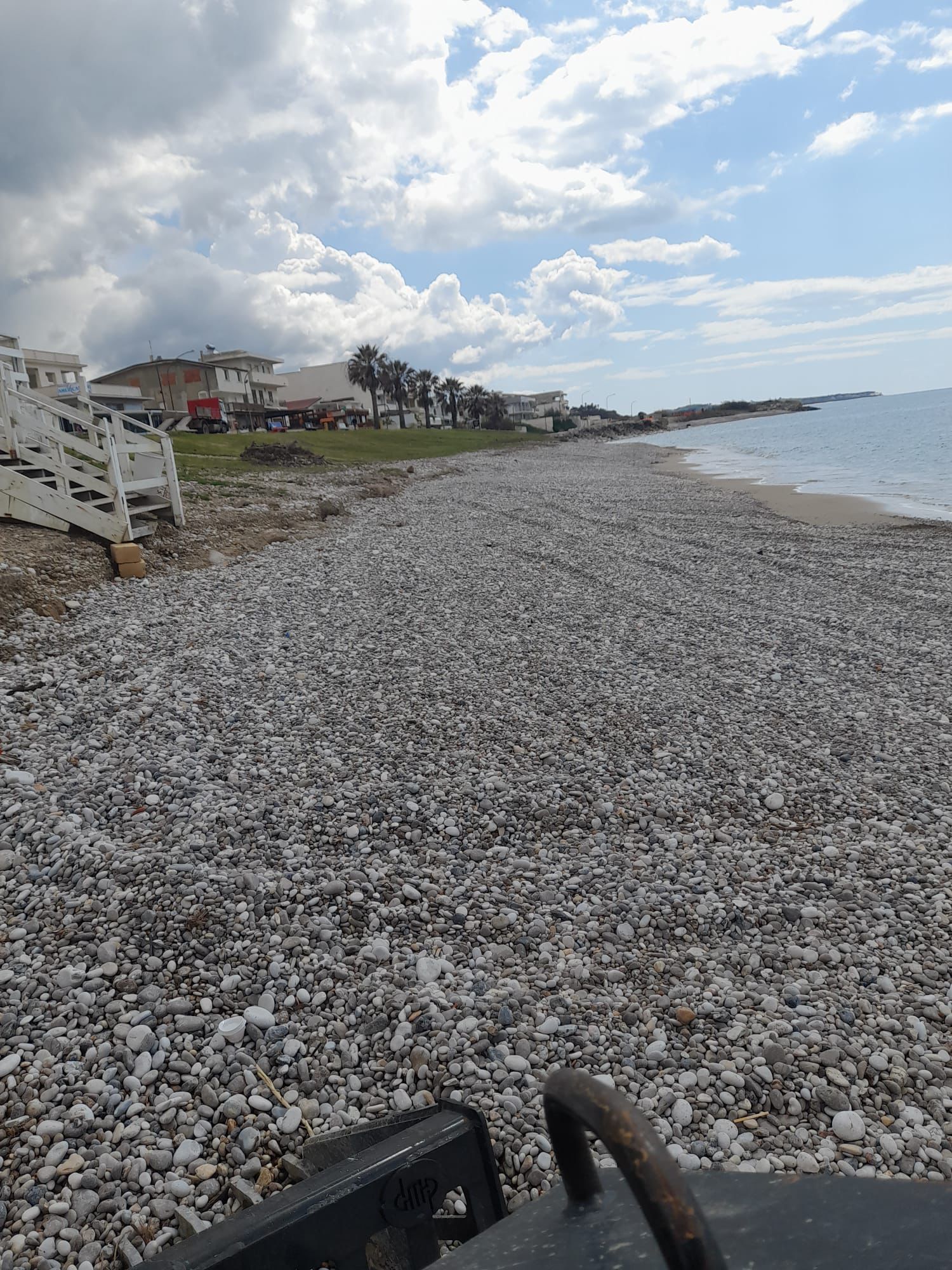 Pulizia delle spiagge a Seccagrande, avviati gli interventi in vista della Pasqua