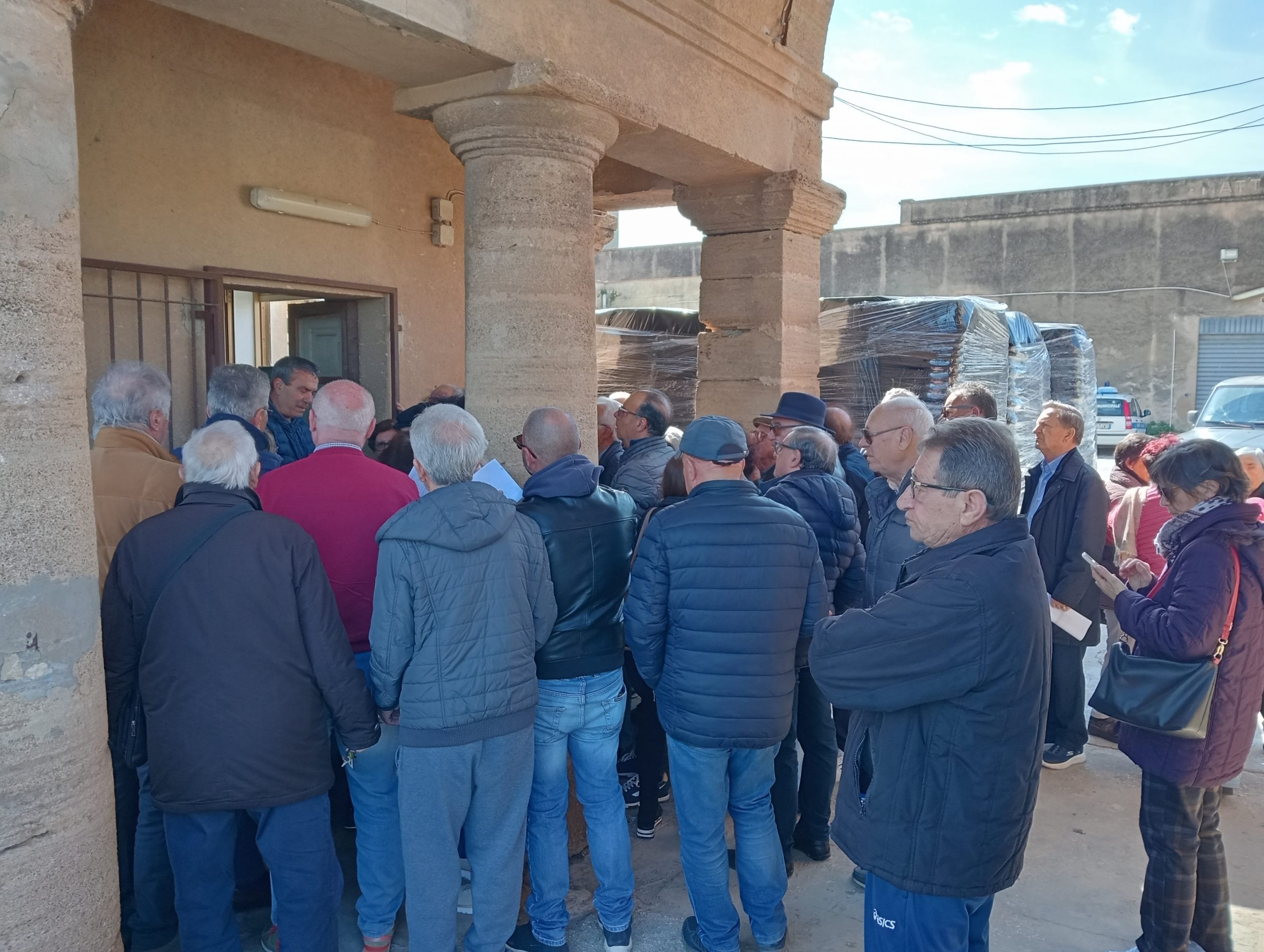 In distribuzione i mastelli del vetro, lamentele per le code (Video)