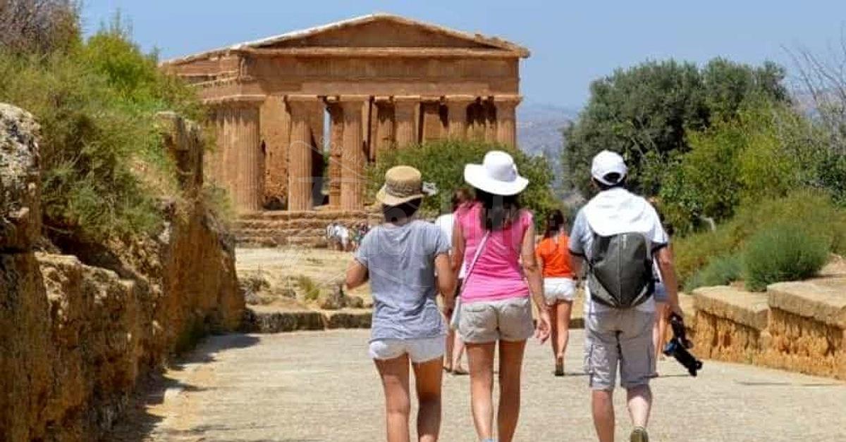 Sequestrato autocarro di souvenir alla Valle dei Templi, non aveva alcuna autorizzazione