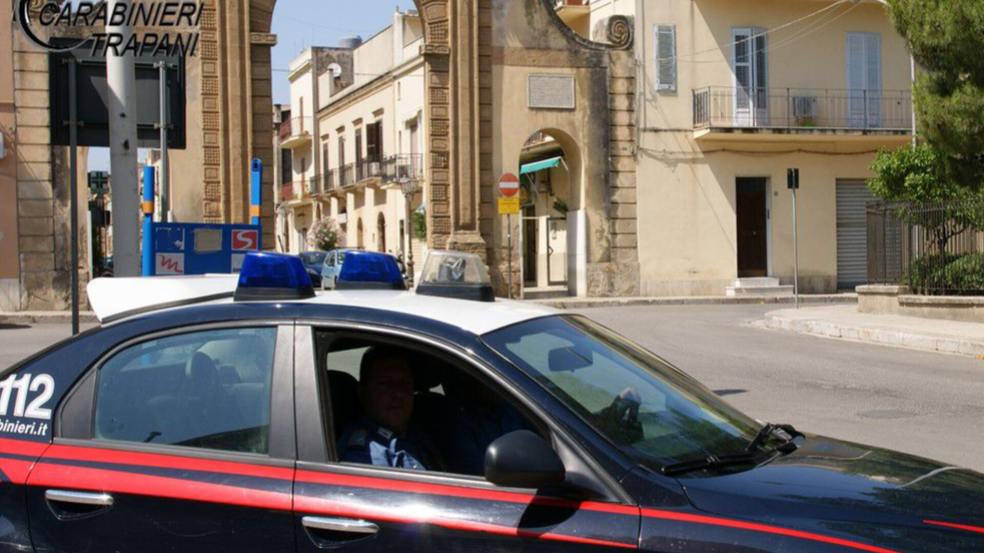Vigili del fuoco spengono un rogo di rifiuti speciali, uomo li aggredisce con una spranga