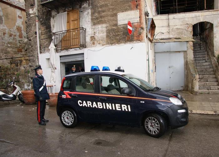 Arrestato mentre spaccia, per sfuggire ai carabinieri lancia contro lo scooter