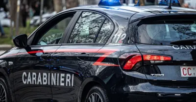 “Si fa invitare in casa e ruba un oggetto in oro”, due giovani denunciati 