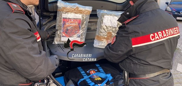 Oltre due chili di marijuana nascosti nelle buste della spesa: arresto a Catania