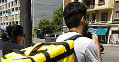 Caporalato digitale nel food delivery a Messina: rider pagati 3 euro a consegna e gestiti via WhatsApp