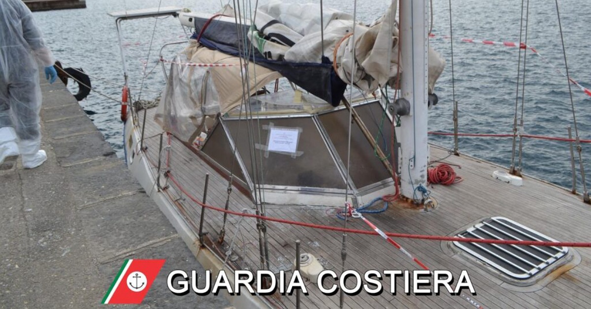 Barca a vela alla deriva al largo di Capo Milazzo: potrebbe essere quella usata per lo sbarco dei migranti ad Alicudi