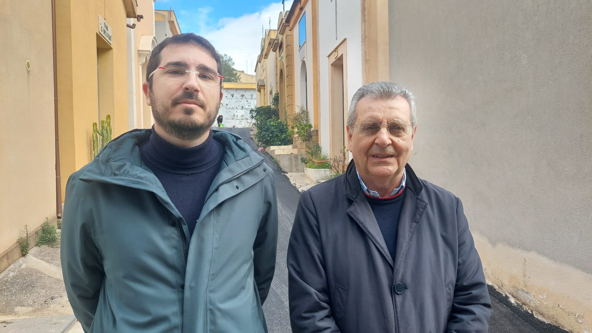 Asfaltati i viali del cimitero di Sciacca, sindaco e assessore Leonte: "Adesso più decoroso" (Video)