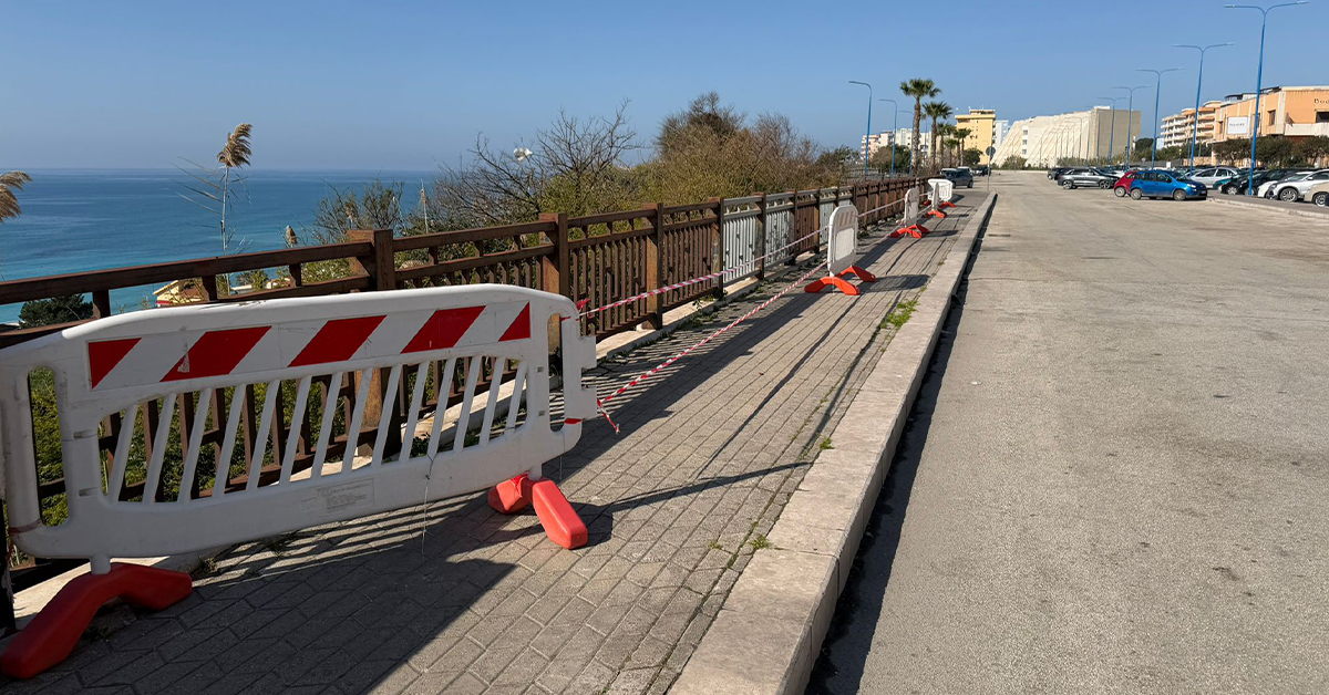La Polizia municipale transenna parte del marciapiede di via Allende a Sciacca