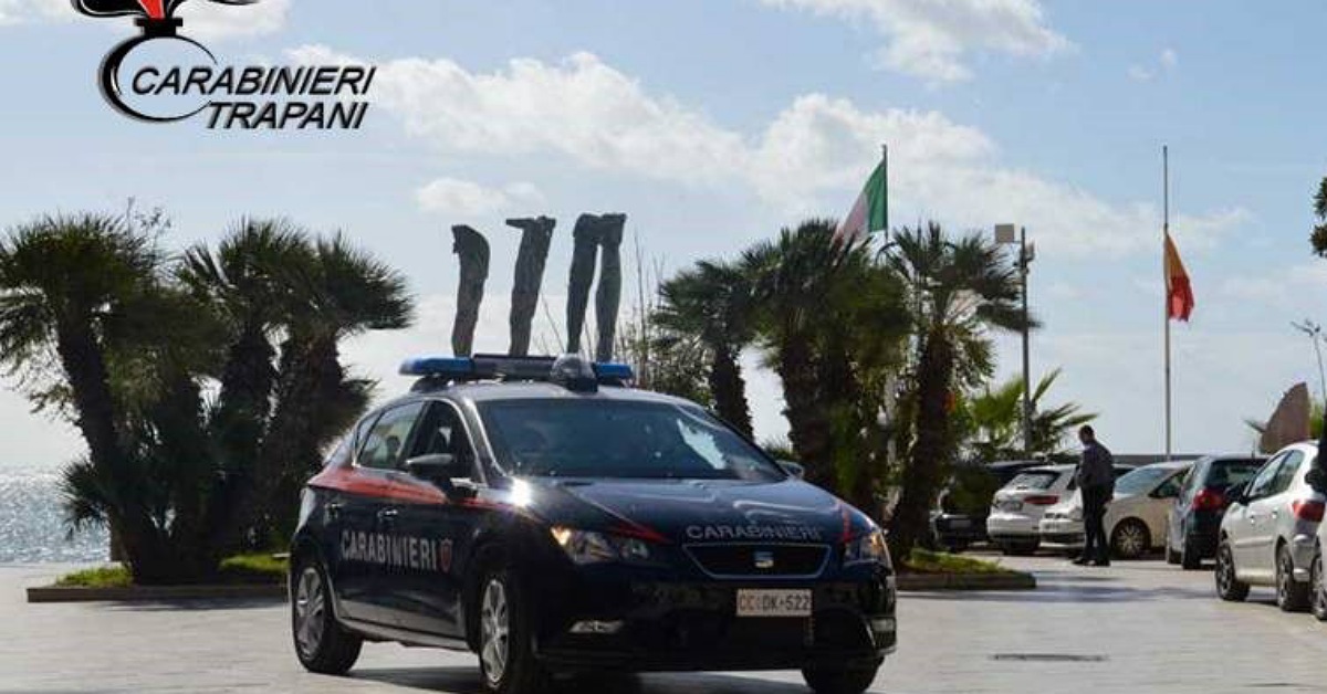 Mazara del Vallo, uomo danneggia citofono e defibrillatore della caserma: denunciato dai Carabinieri