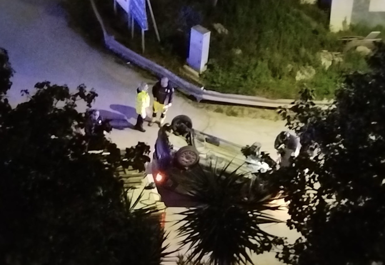 Auto si ribalta in via Cappuccini a Sciacca, illeso il conducente