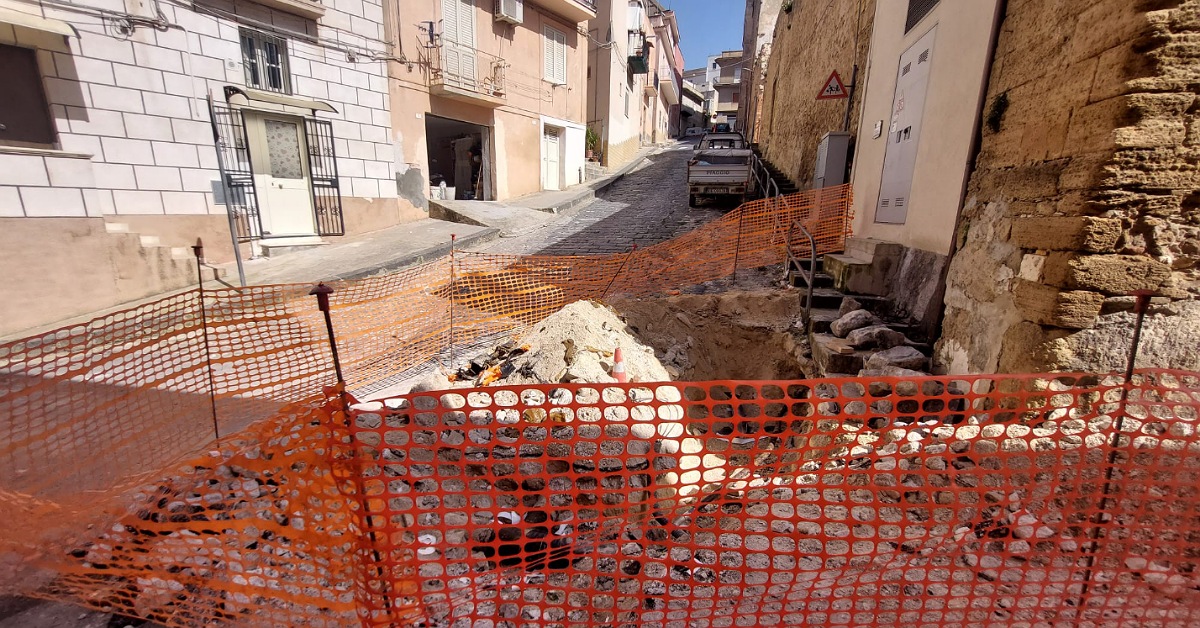 Zona Loreto transennata dopo la rottura condotta gas di ieri, resterà chiuso il plesso scolastico