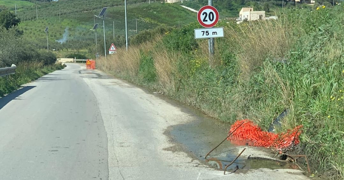 Contrada Raganella nel degrado, strade dissestate e illuminazione fuori uso