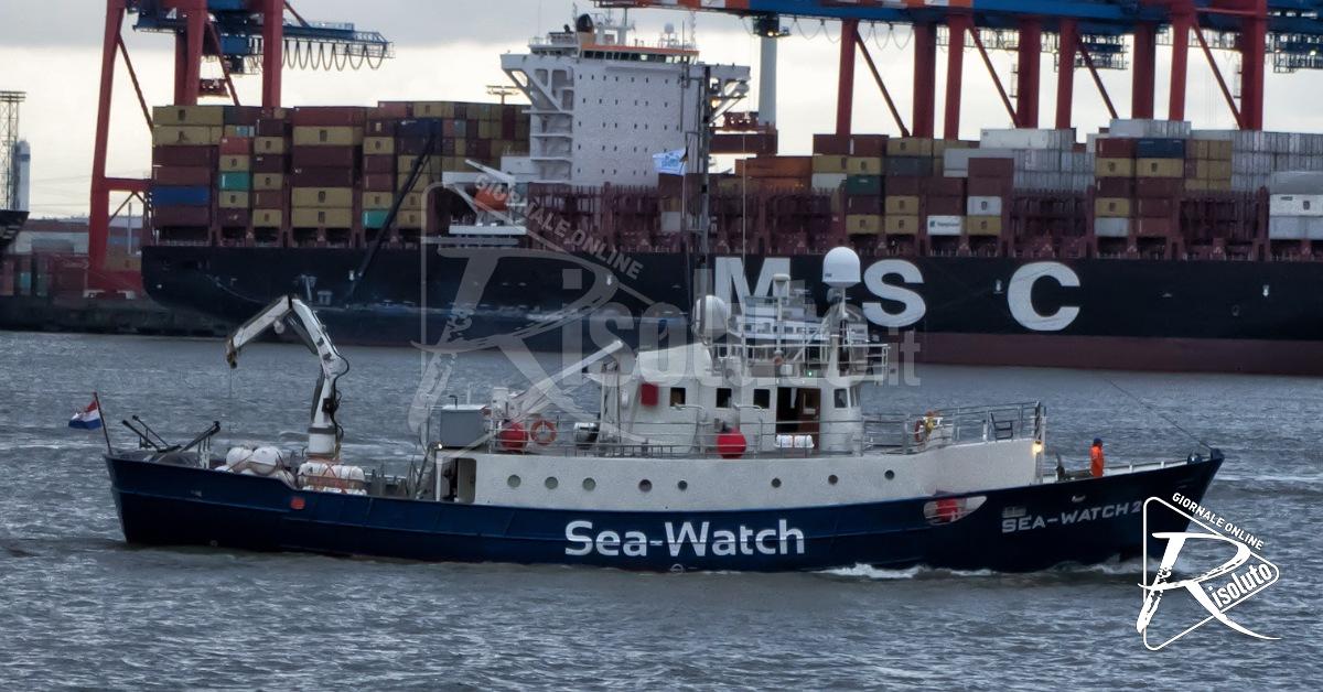 Sea-Watch: 22 persone soccorse dalla Aurora, sbarco a Pozzallo tra tensioni con motovedetta libica