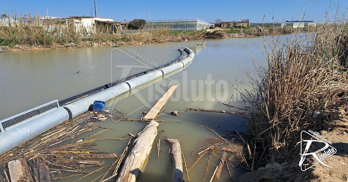 Acate, installate le barriere “acchiappa plastica” alla foce del Dirillo: primo intervento in Sicilia