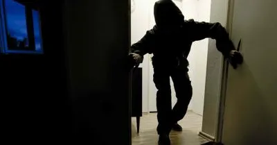 Modica, ladri chiudono a chiave un giovane in camera mentre svaligiano la casa: paura in contrada Torre Cannata
