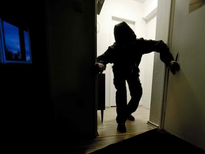 Modica, ladri chiudono a chiave un giovane in camera mentre svaligiano la casa: paura in contrada Torre Cannata