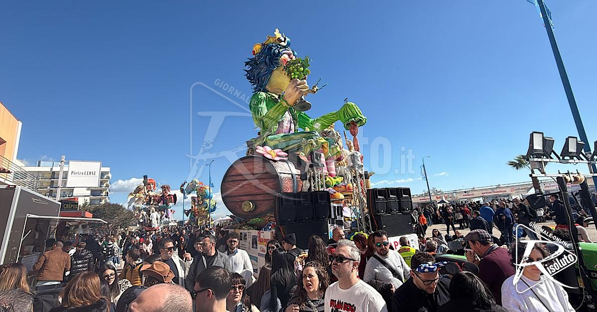 Carnevale di Sciacca 2026, affluenza in aumento e via Allende gremita già dal mattino (Video)