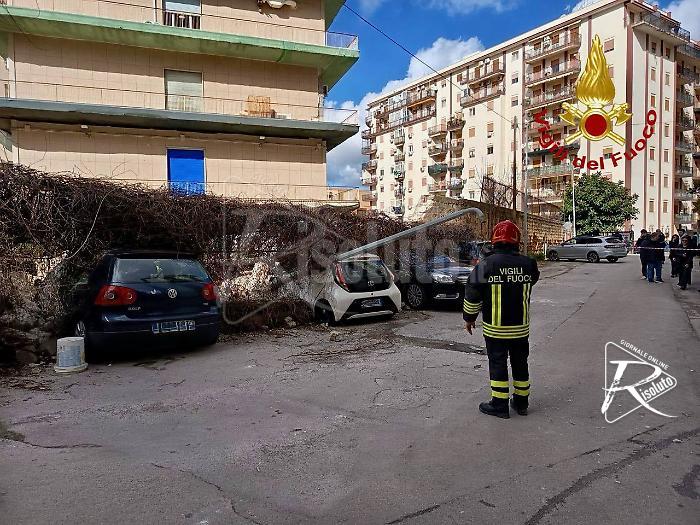 Crolla un muro in via Nairobi: ferito un uomo, danneggiate diverse auto