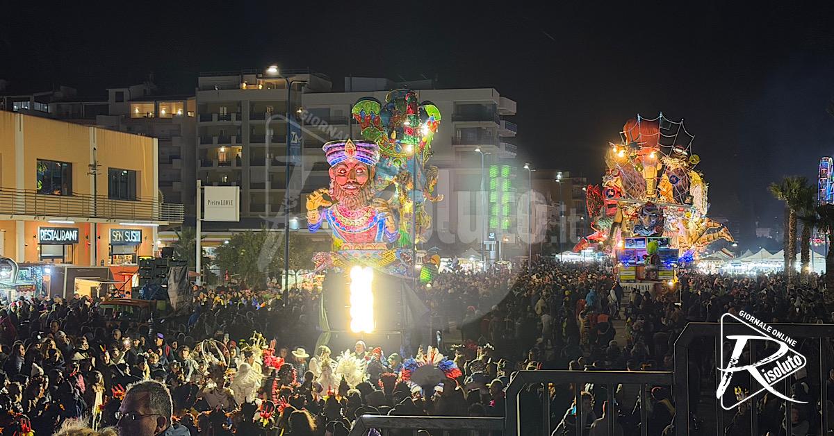 Il Carnevale di Sciacca sfida la pioggia, tanta gente e festa fino a notte fonda