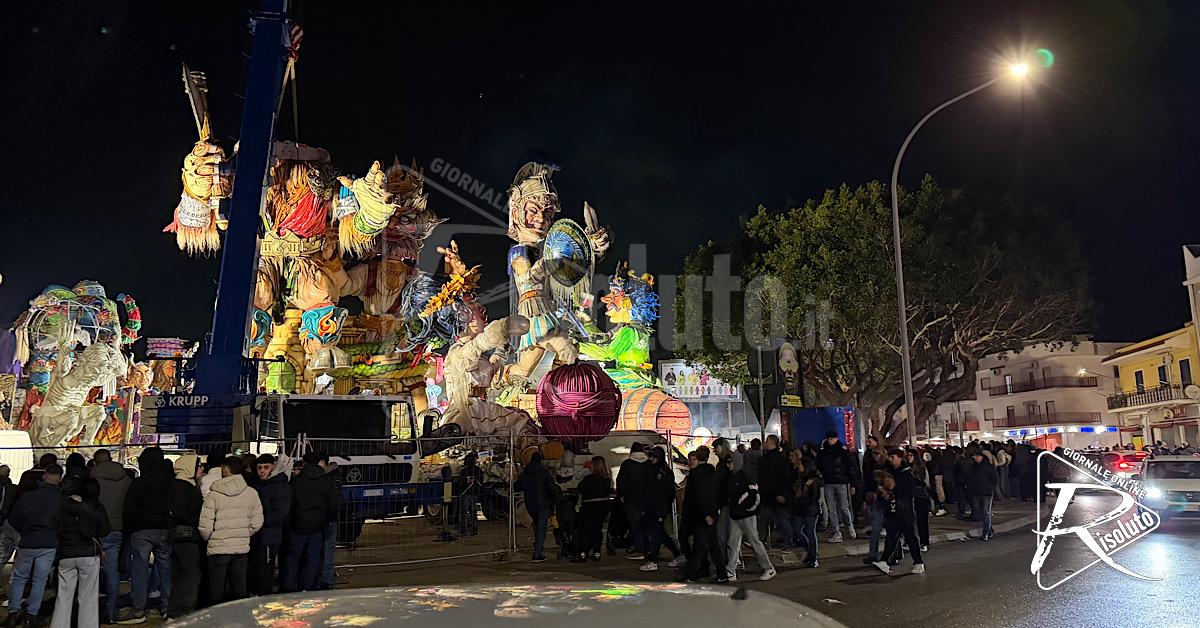 Carnevale di Sciacca, folla in piazza La Rosa per l'assemblaggio dei carri allegorici