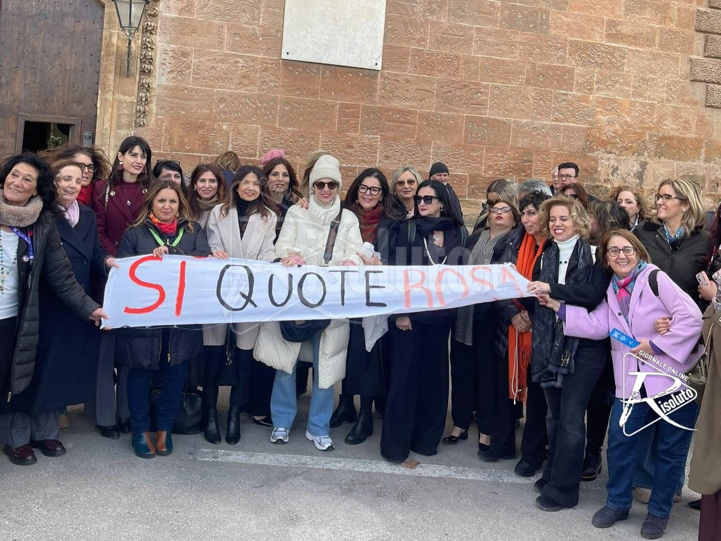 Bocciate 2 norme chiave del disegno di legge Enti locali, flash mob per sollecitare le quote rosa