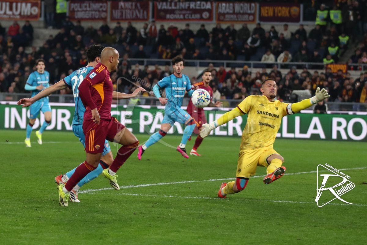 La Roma piega il Cagliari: doppietta di Malen e Juve agganciata