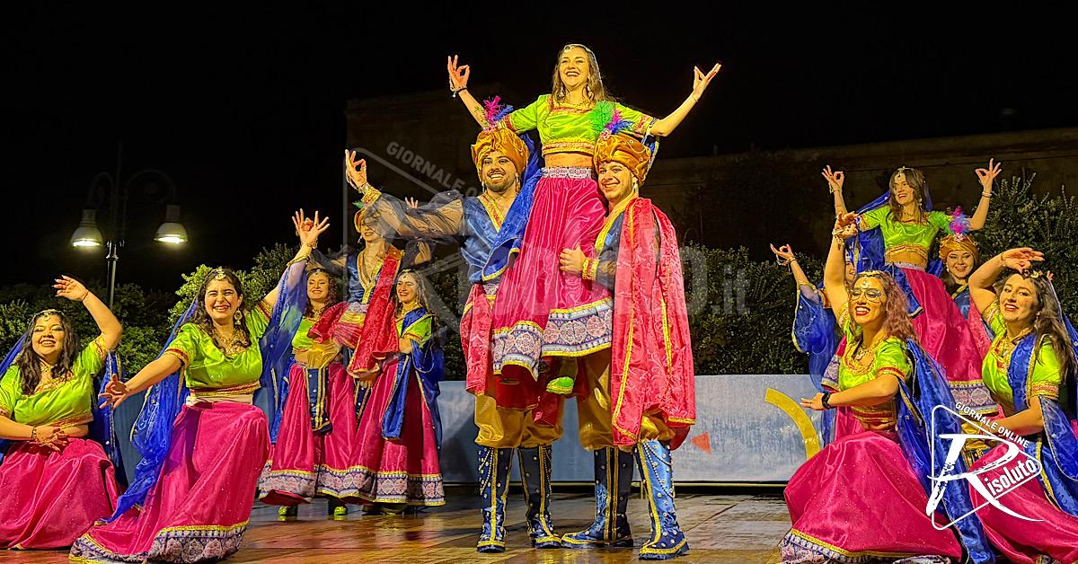 Il gruppo del carro allegorico “La via della sete”, dell’associazione Anima e cuore, allo spettacolo “Arriva la festa” in piazza Angelo Scandaliato.