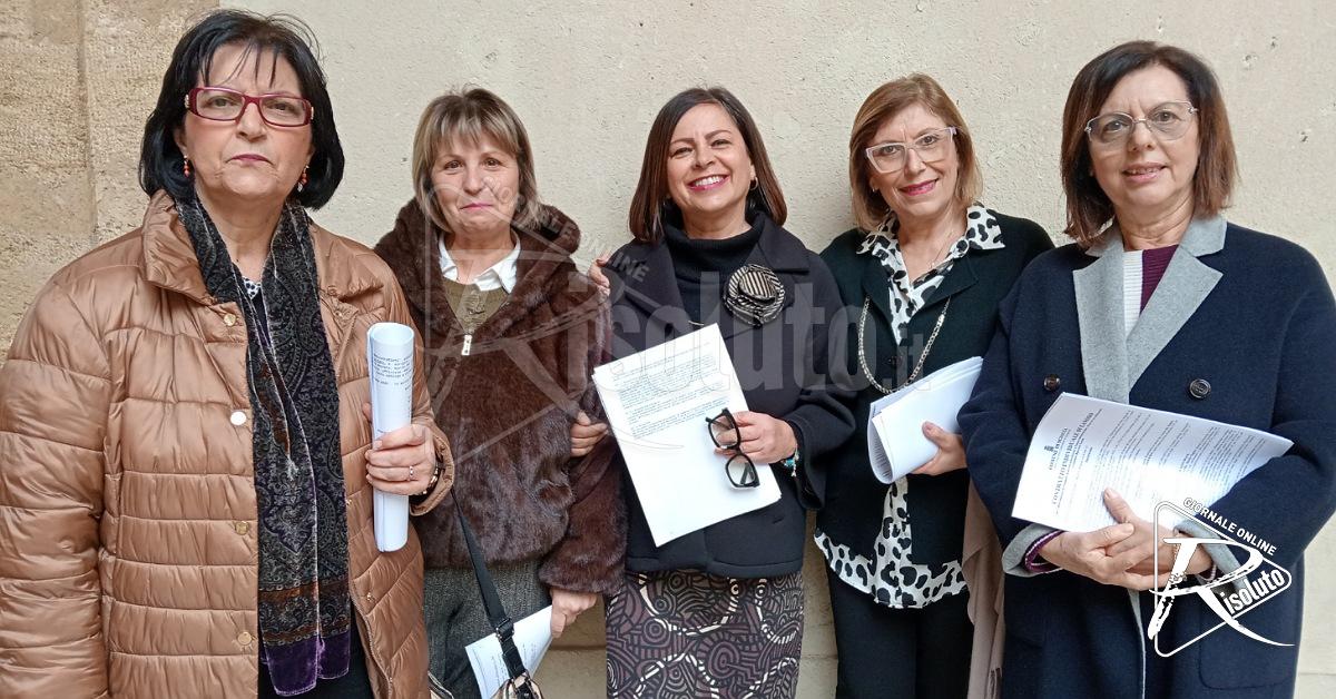 Firma sul contratto a tempo pieno dopo vent'anni, dipendenti comunali: "E' stato tanto atteso" (Video)