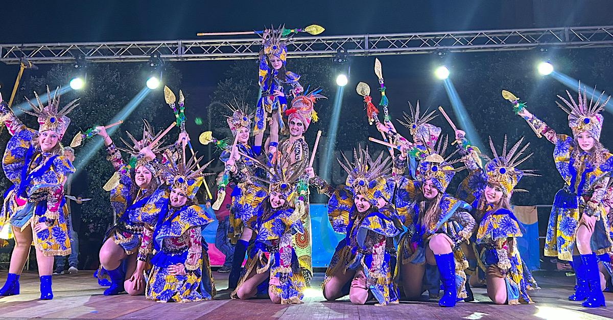 Il gruppo del carro allegorico “È qui l’Africa”, dell’associazione La nuova isola 2.0, allo spettacolo “Arriva la festa” in piazza Angelo Scandaliato.