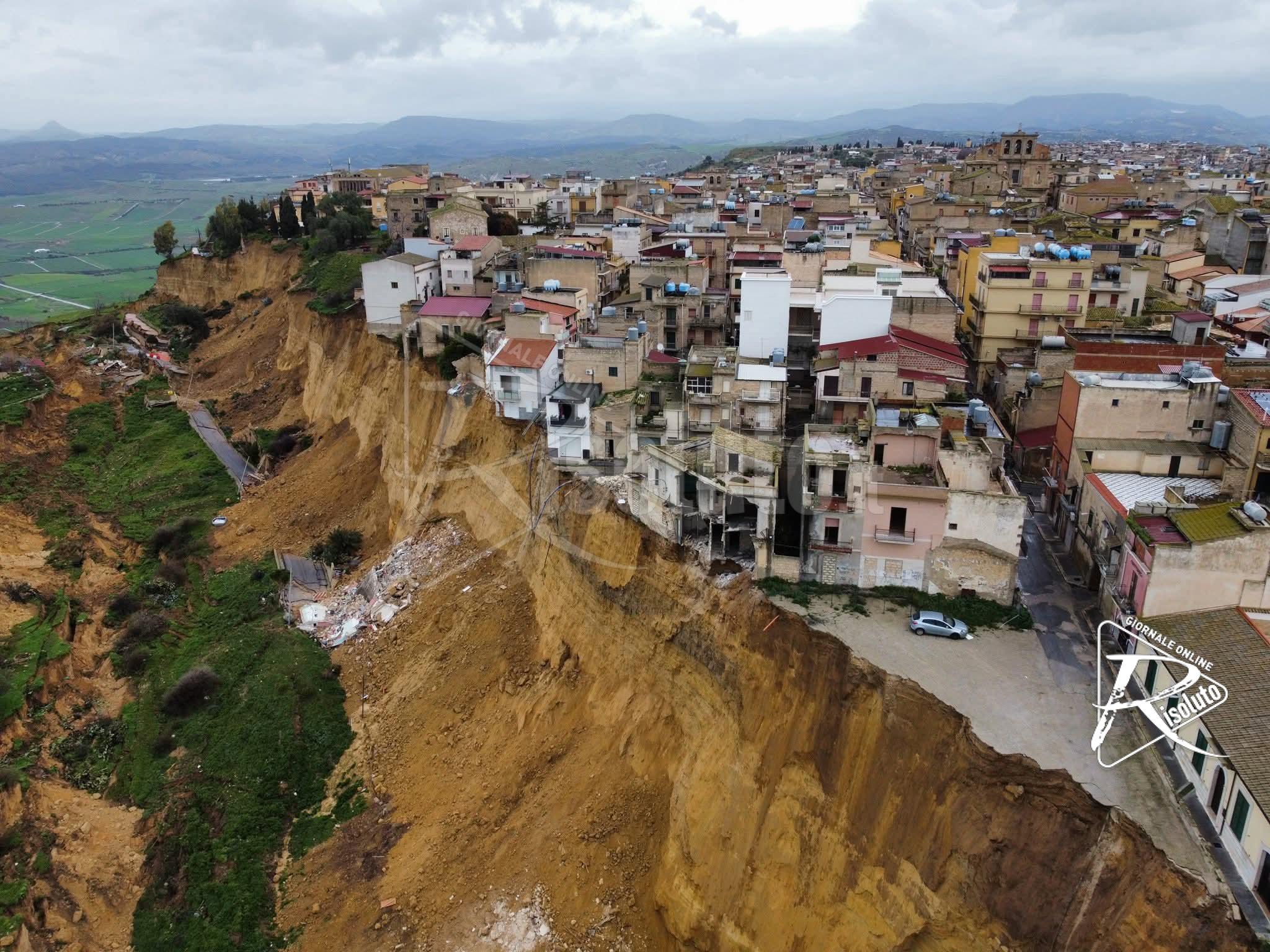 Niscemi, la collina cede: frana attiva, zona rossa e famiglie senza ritorno