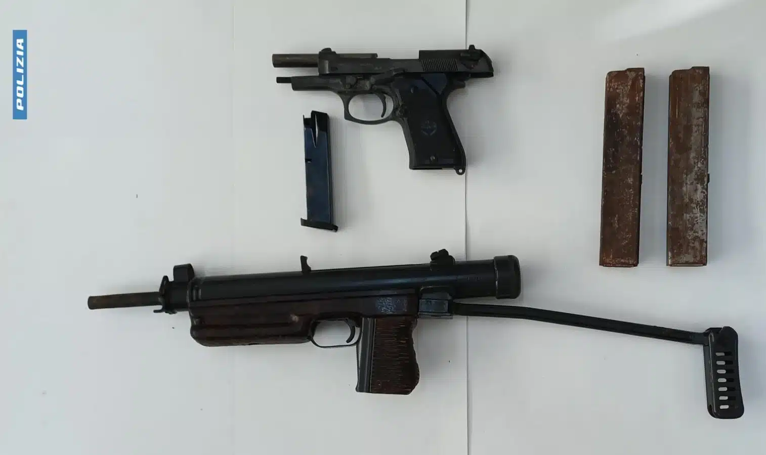 Siracusa, armi nascoste nel vano ascensore: la Polizia sequestra una mitragliatrice e una pistola clandestina