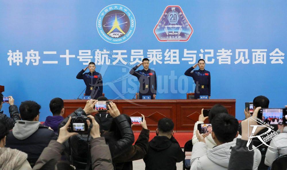 Cina, conferite medaglie ai tre astronauti della missione Shenzou-20